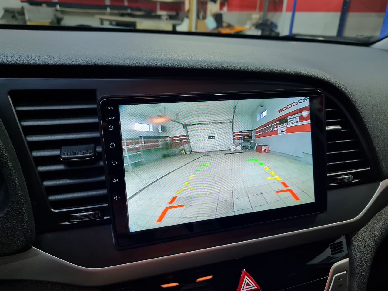 Замена головного устройства и установка камеры Hyundai Elantra в Воронеже